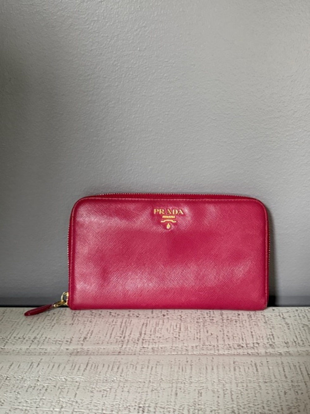 GUC Prada Saffiano Zip Wallet in Fuchsia with Gold Logo